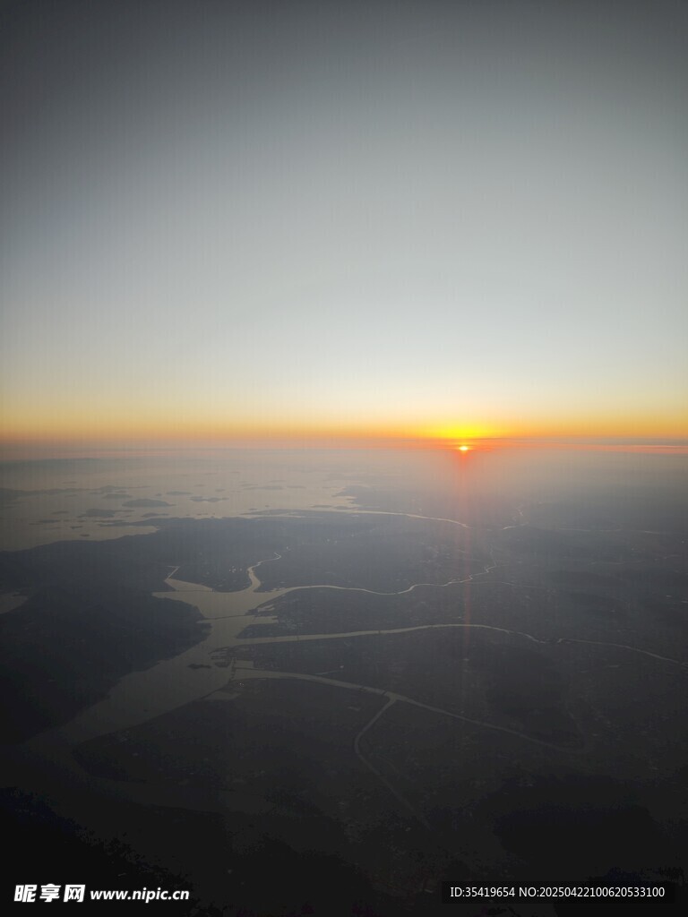 空中俯瞰壮丽日出景观