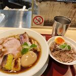 日式美味拉面与配菜组合