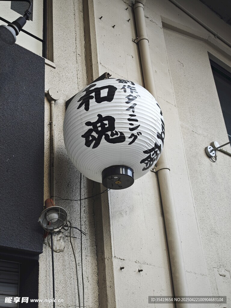 日式灯笼挂于建筑外墙上