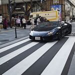 街头斑马线上的酷炫跑车