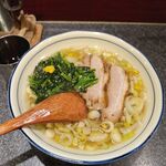 美味豚骨拉面配鲜嫩蔬菜