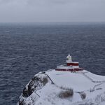 雪覆悬崖上的孤独灯塔