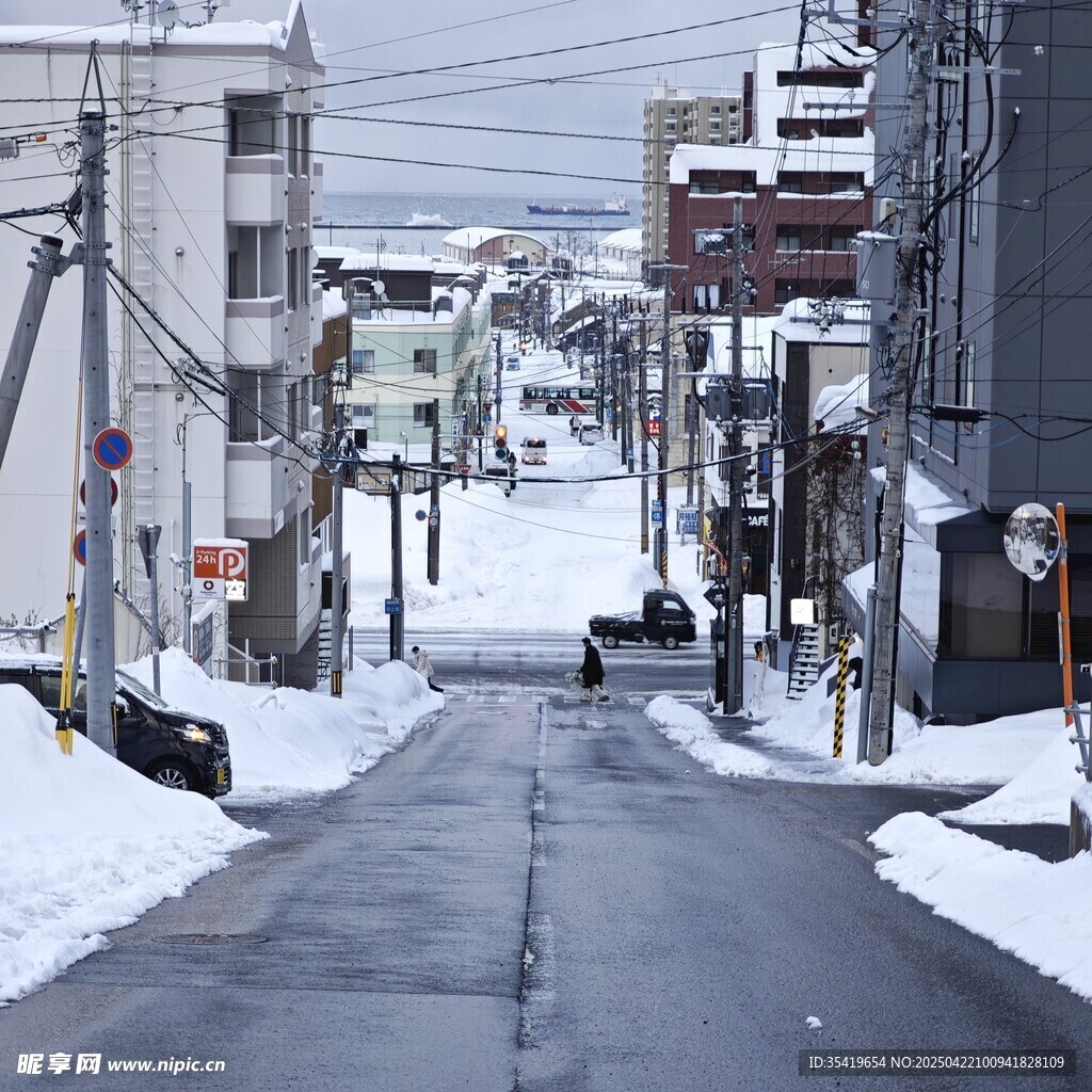 冬日积雪覆盖的宁静街道