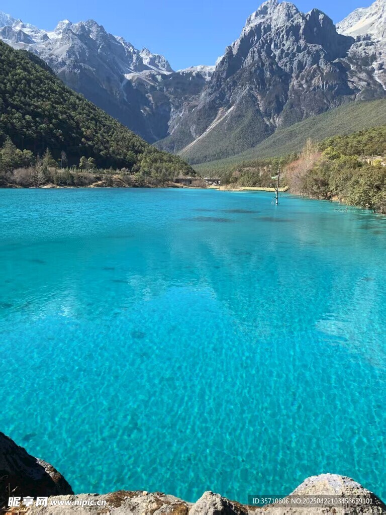 梦幻蓝湖与巍峨雪山