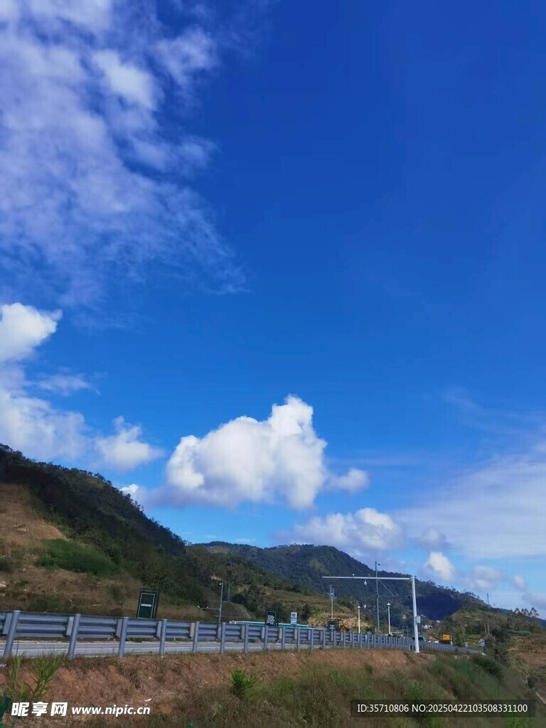 蓝天白云下的山间公路