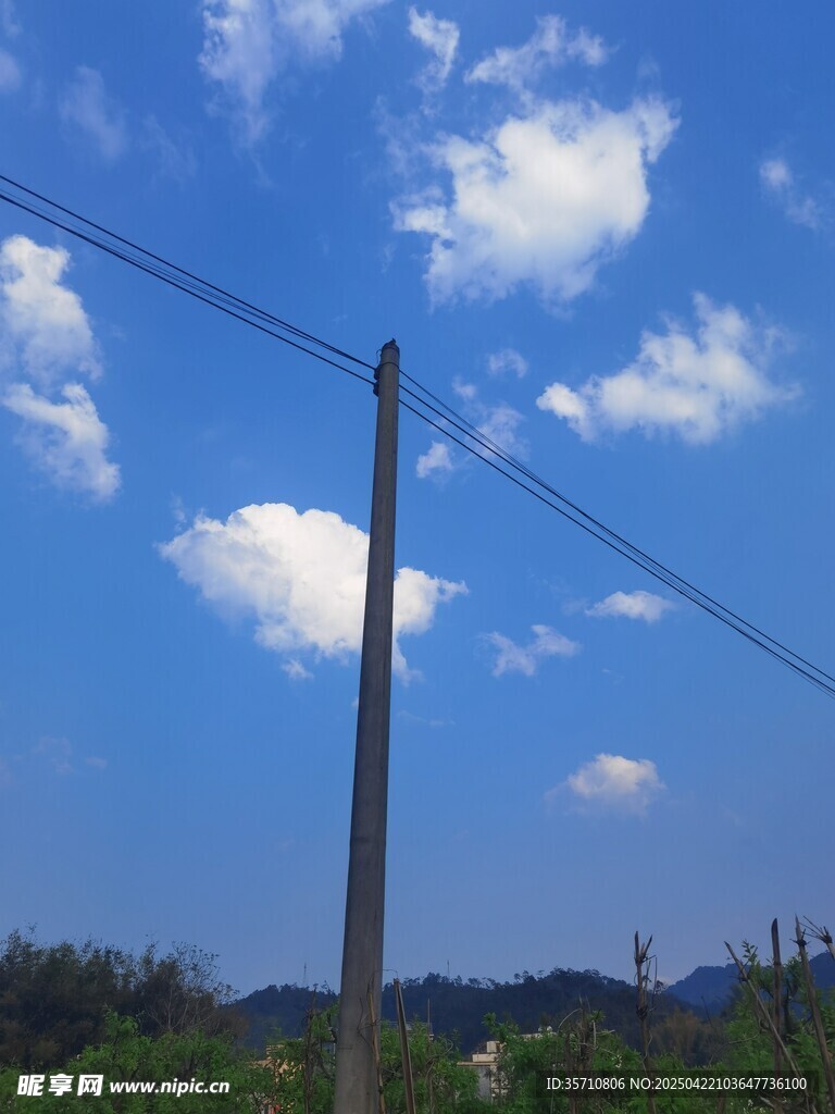 蓝天白云下的电线杆