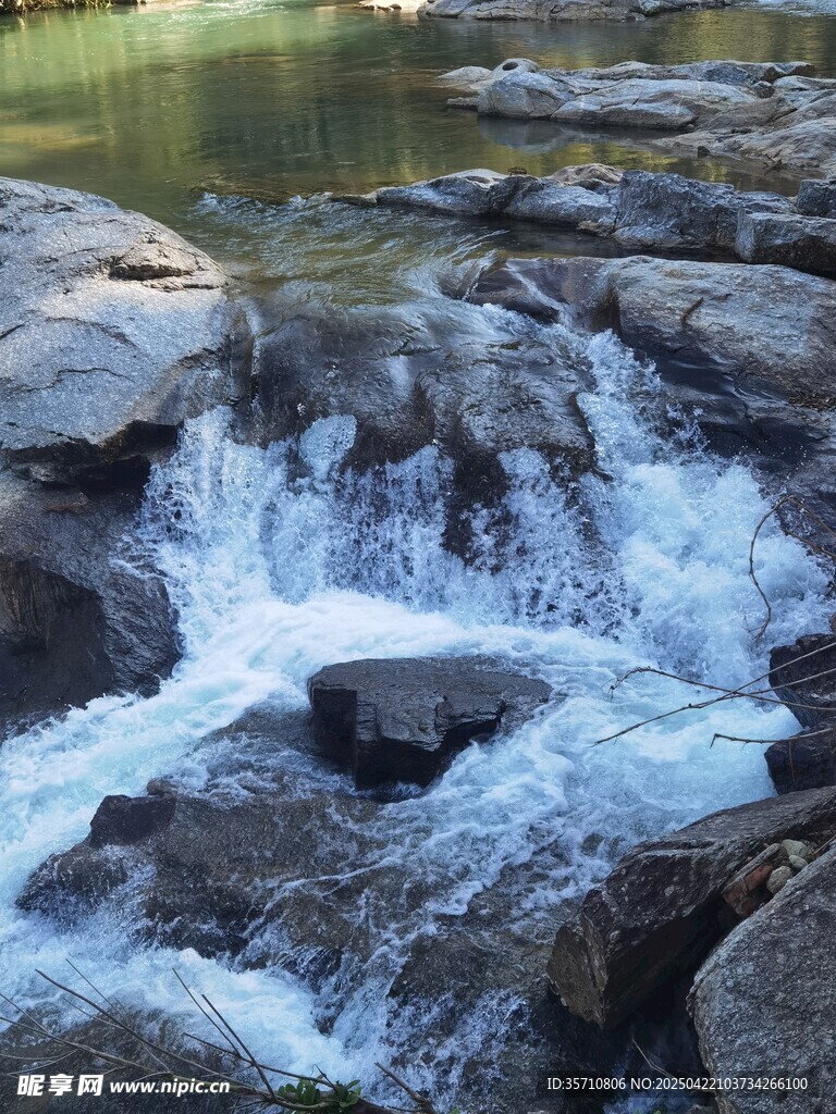 山间溪流潺潺流过岩石