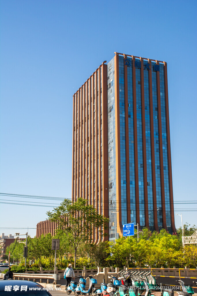 城市中高耸的现代办公大楼