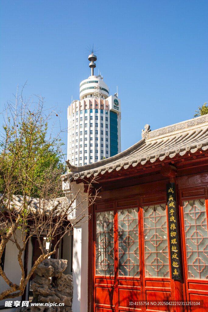 中式古建与现代高楼相映