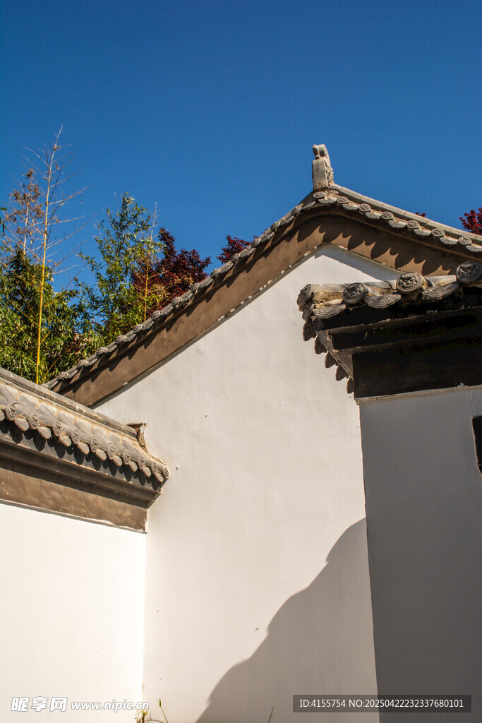 中式白墙灰瓦建筑一角