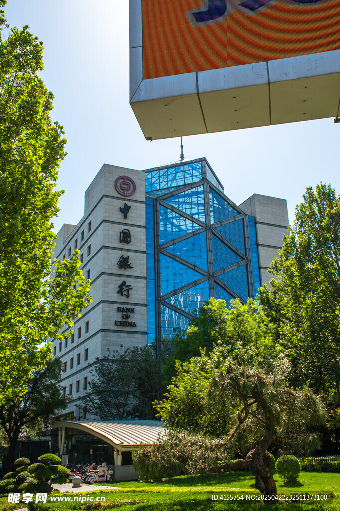 现代建筑与周边绿意景观