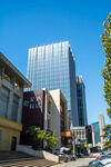 城市街道旁的现代建筑景观