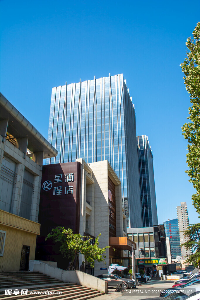 城市街道旁的现代建筑景观