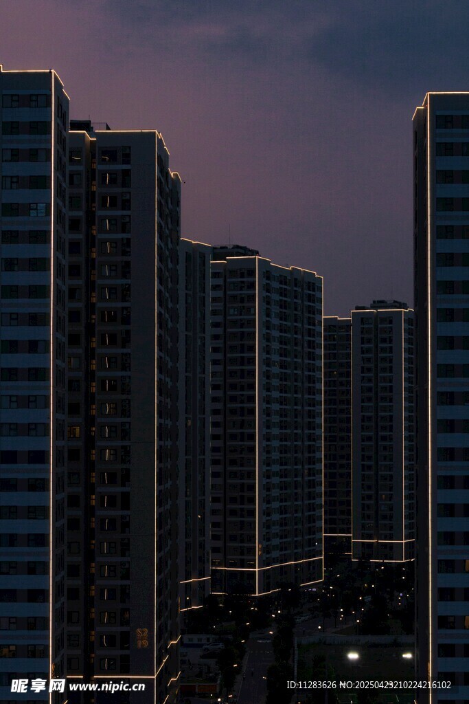 夜幕下的高楼建筑群