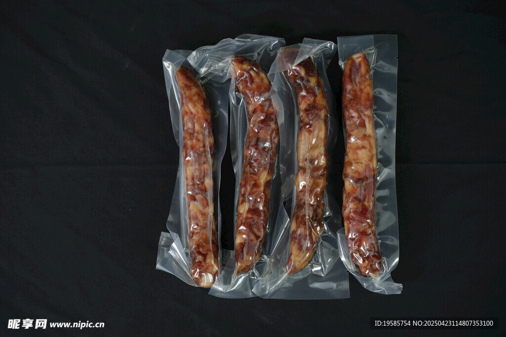 真空包装的美味香肠