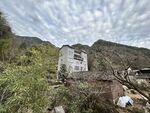山间废弃小屋