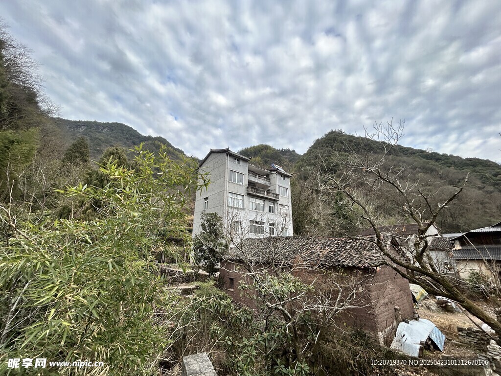 山间废弃小屋