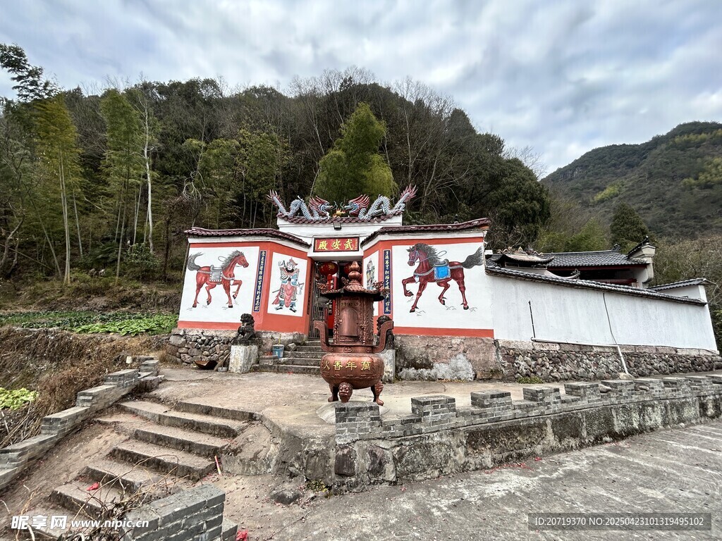 古雅庙宇前的传统建筑景观