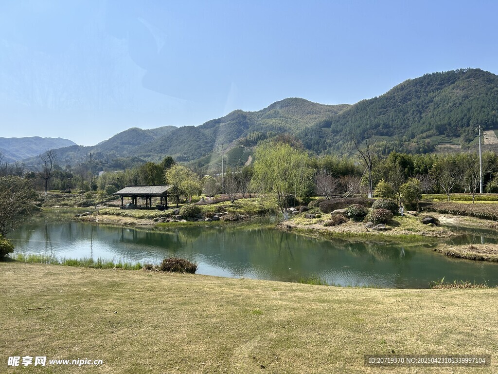 湖畔青山美景如画