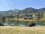 湖畔青山间的静谧景致