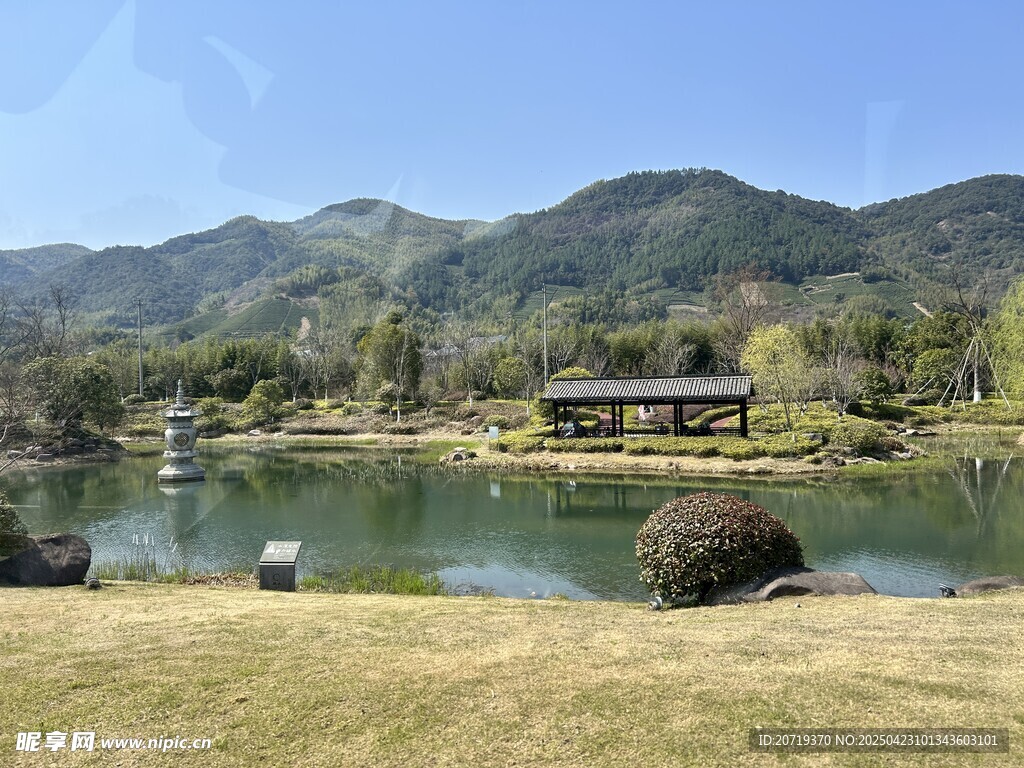 湖畔青山间的静谧景致