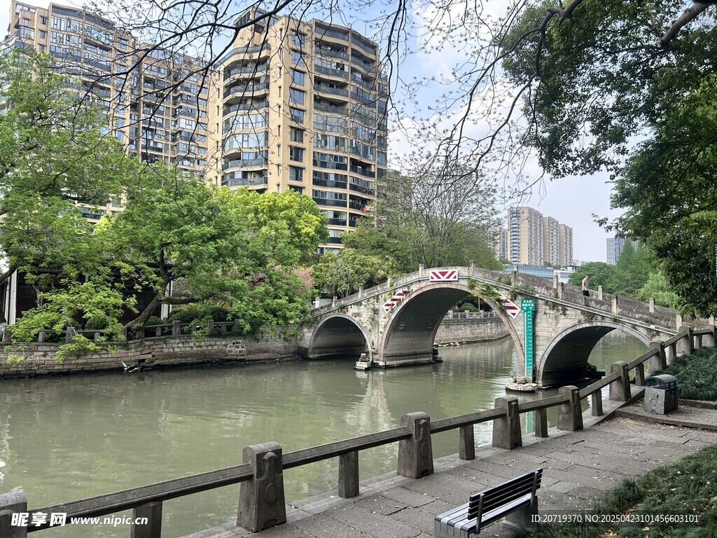 河畔石桥边的城市风景