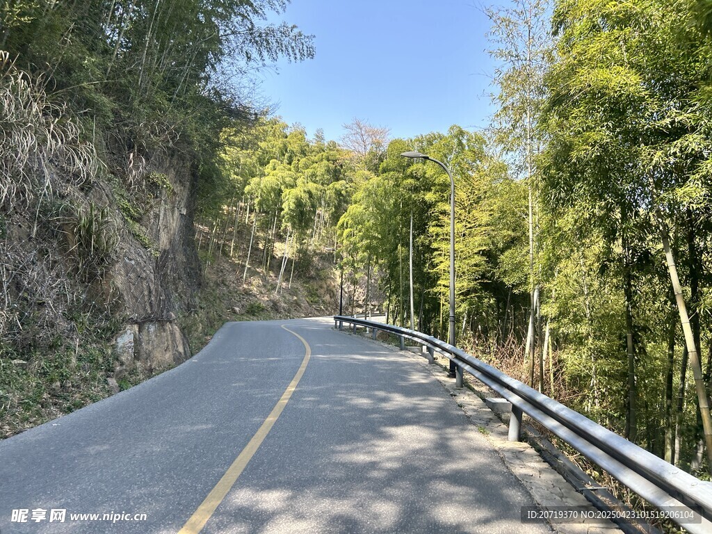 山间蜿蜒公路风景
