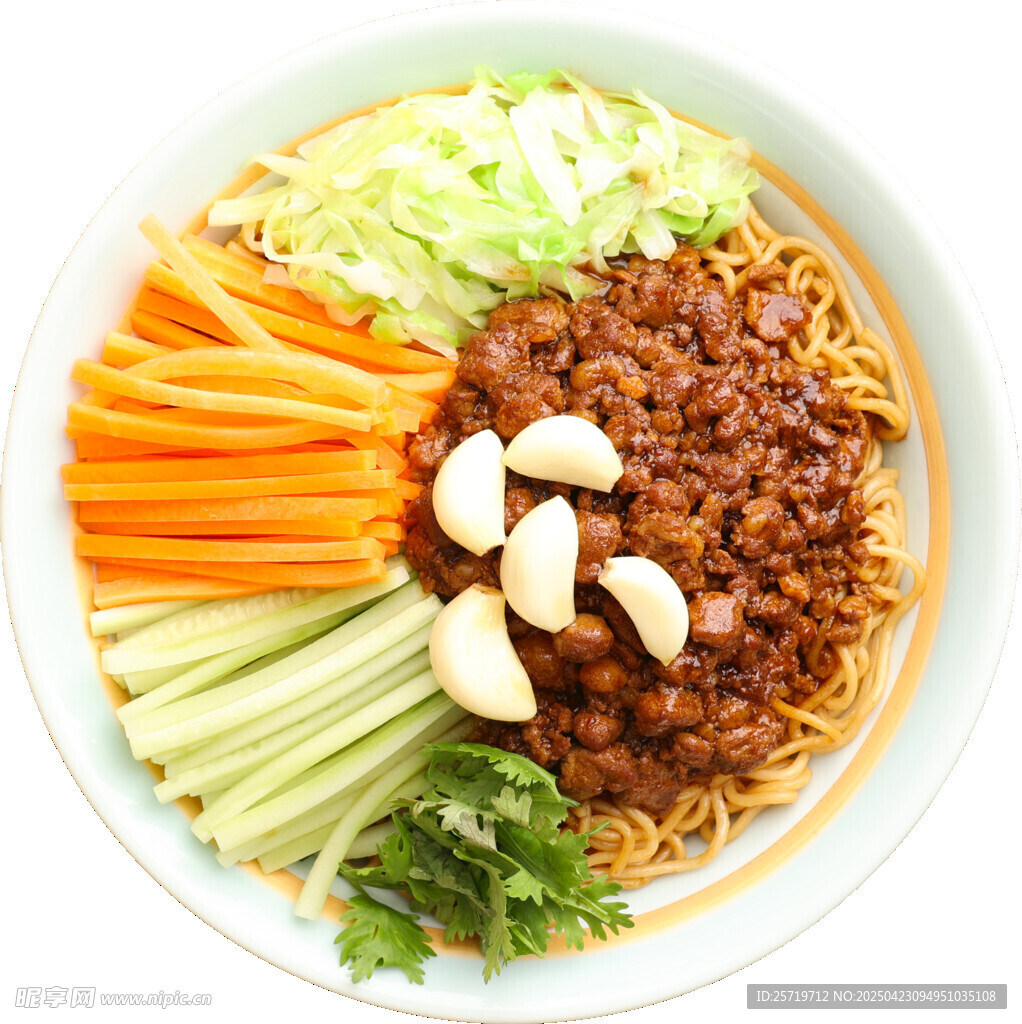 美味炸酱面 食材丰富诱人