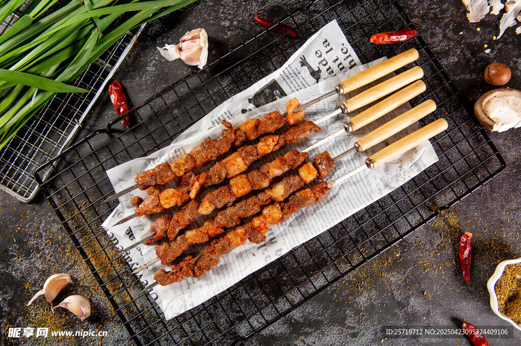 美味烤肉串搭配多样食材