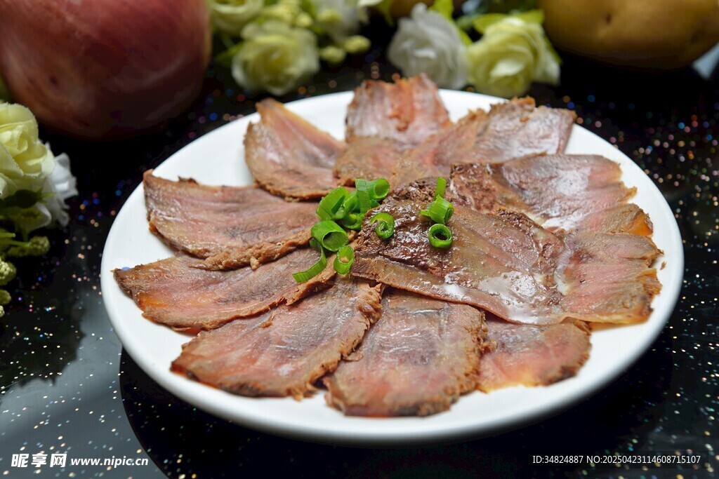 美味卤牛肉切片摆盘