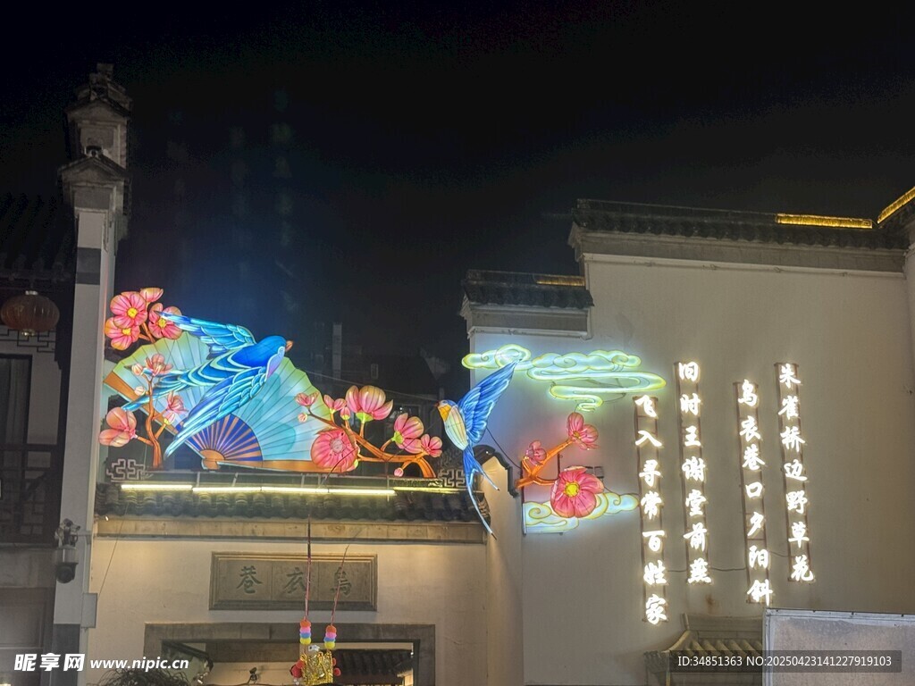 古建筑上的绚丽灯光秀