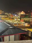城市夜景中的多彩建筑屋顶
