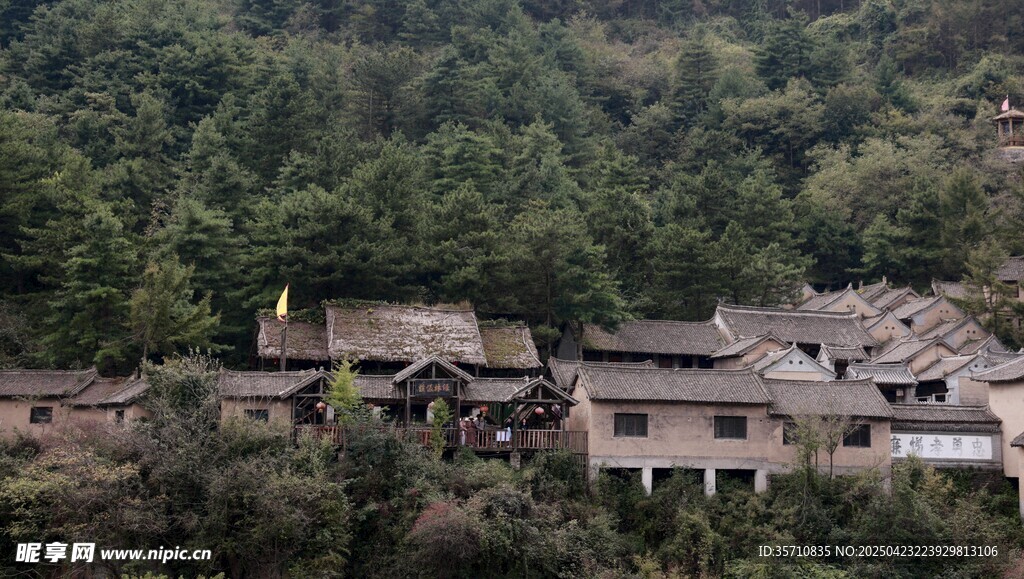 山间村落古朴民居景象