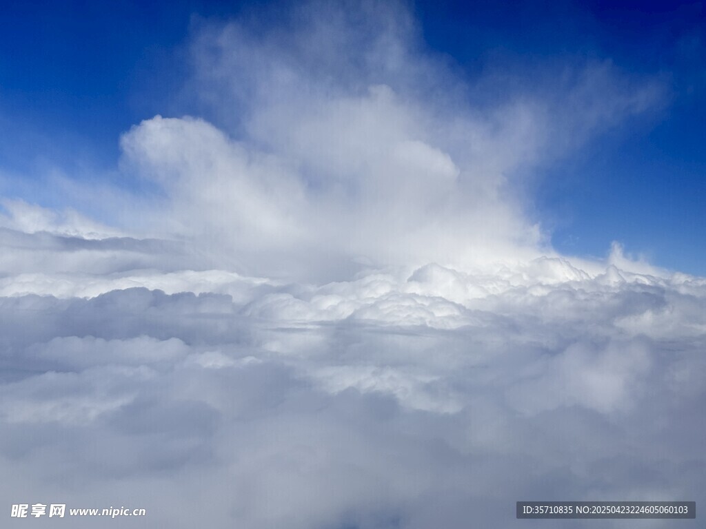 云海之上的蓝天美景