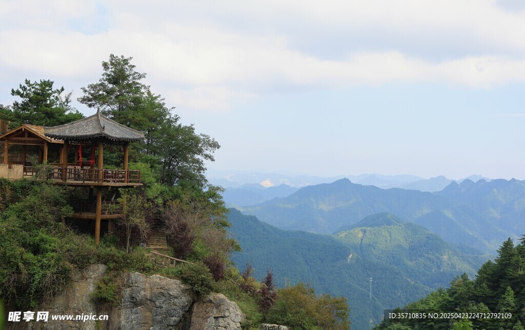 悬崖上的山居美景