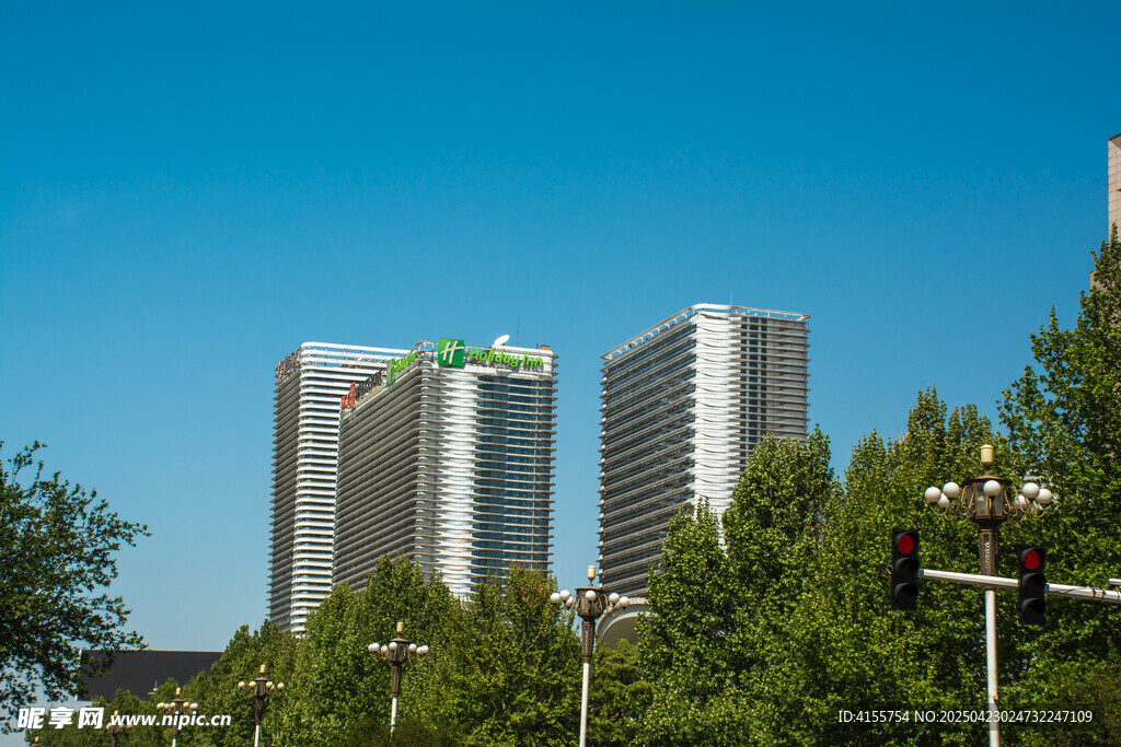 城市中林立的高楼与绿树