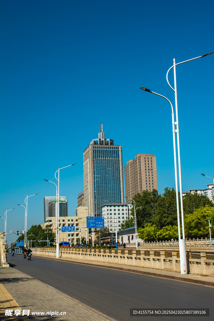 城市道路旁的高楼景观