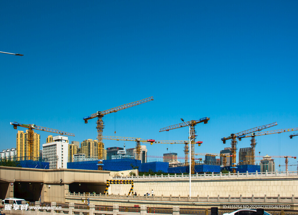 城市建筑工地繁忙景象