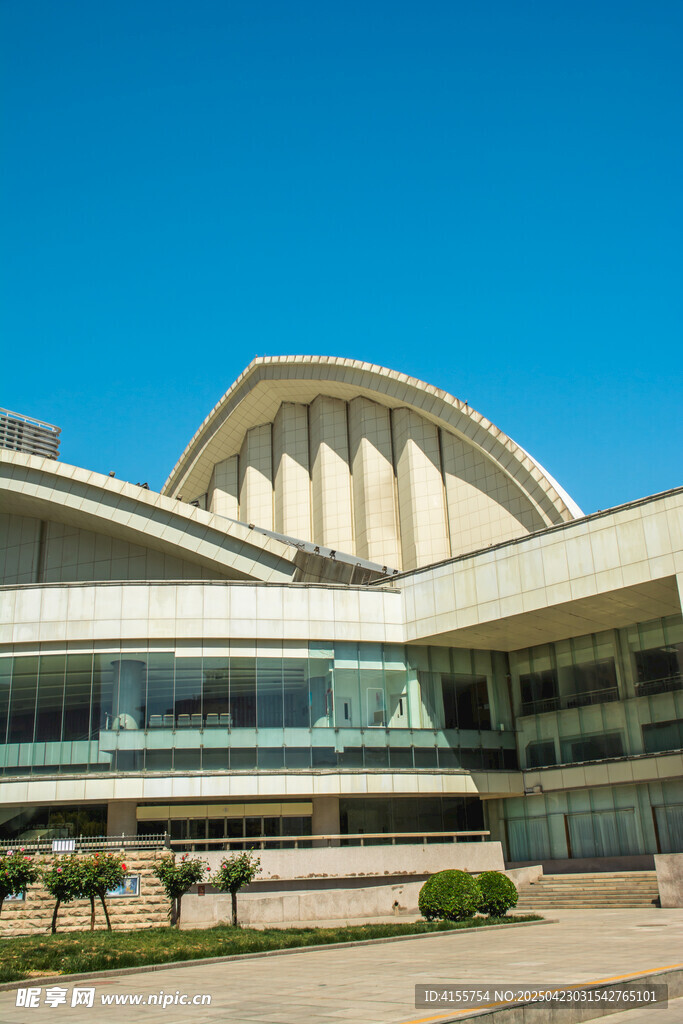 现代风格弧形建筑外观