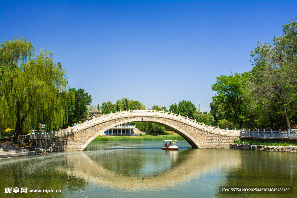 湖畔石拱桥美景