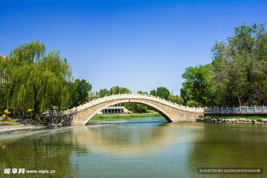 湖畔石拱桥美景
