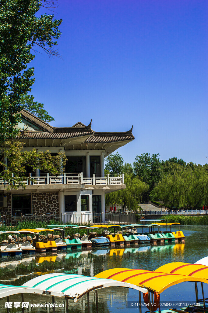 湖畔古建旁的多彩游船