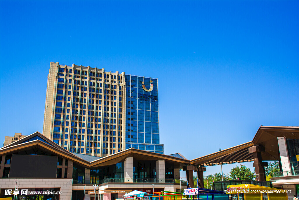 现代建筑与传统风格建筑相映