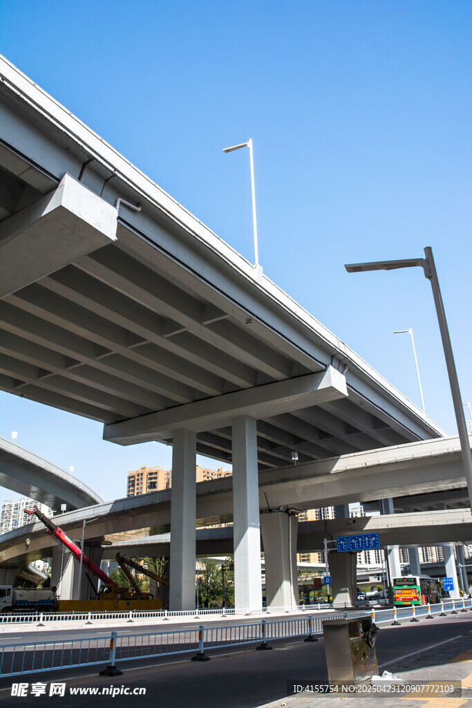 城市高架桥交通景象