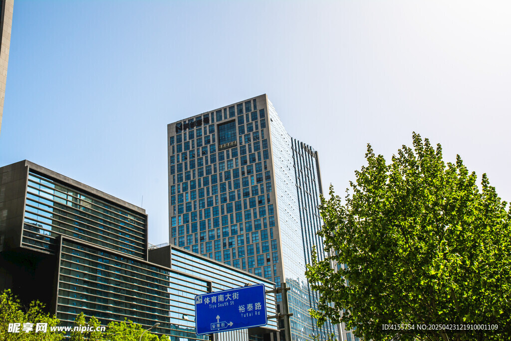 城市高楼与绿树相映成景