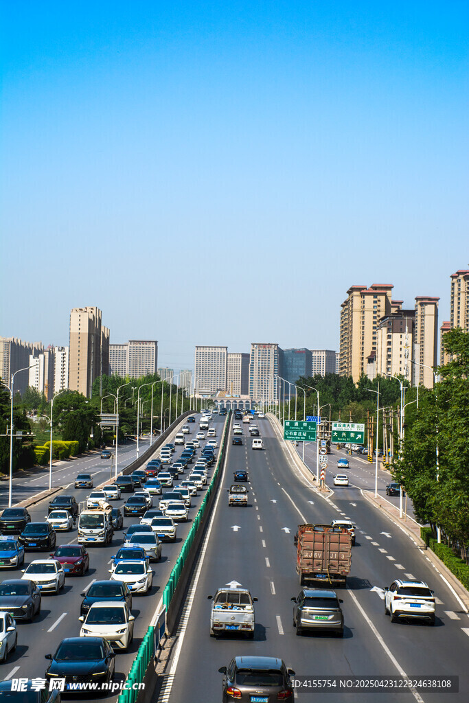 城市繁忙公路景象