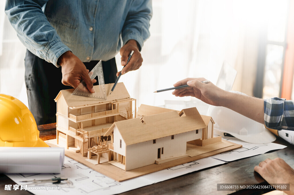 建筑师研讨房屋模型设计