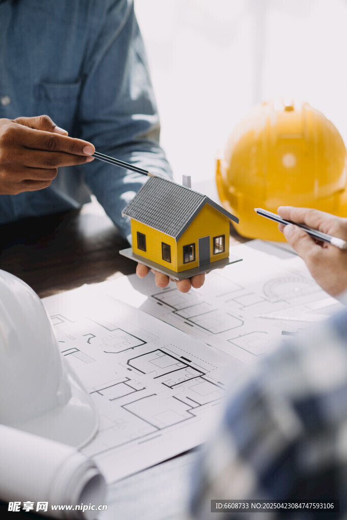 建筑团队研讨房屋模型方案