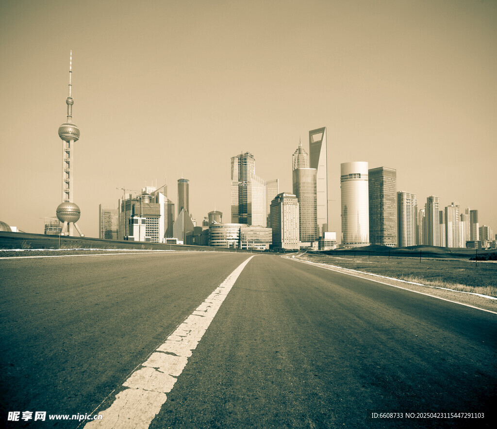 城市公路与天际线景观