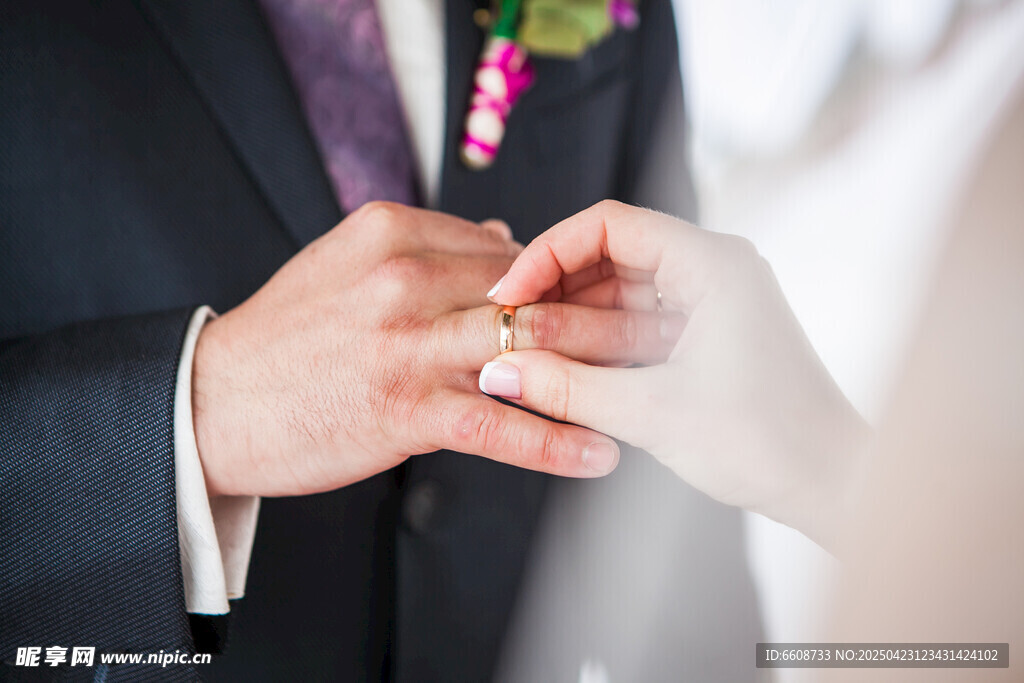 新人婚礼上手部戒指特写